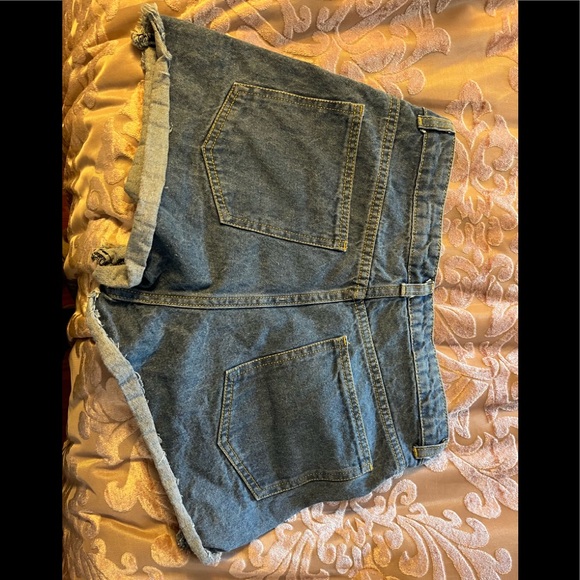 Jean shorts only worn a few times - Picture 2 of 3